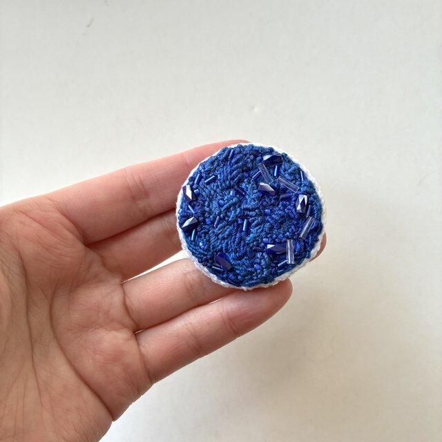 lapis lazuli blue ラピスラズリブルー　刺繍丸ブローチ