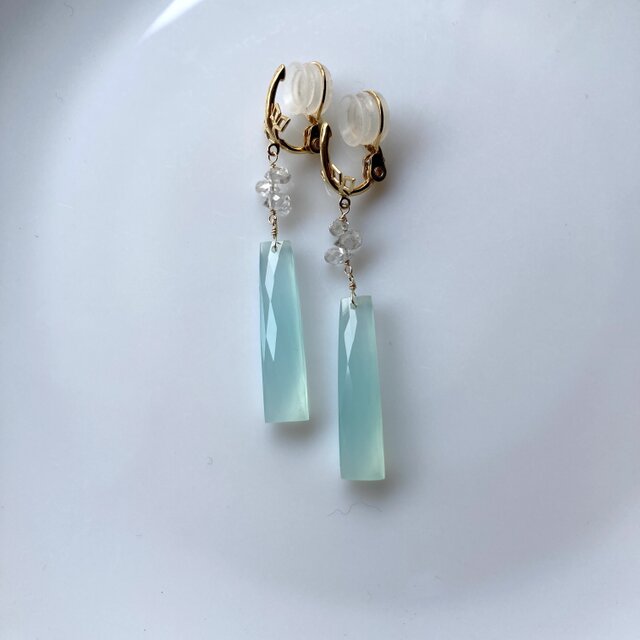 ブルーカルセドニーとジルコンのソフトタッチイヤリング