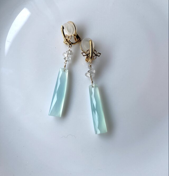 【50％OFF】 ブルーカルセドニーとジルコンのソフトタッチイヤリング | iichi イヤリング・ノンホールピアス