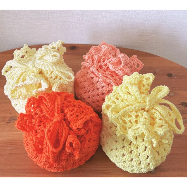 手のひらサイズのフリルつき巾着（オレンジ〜黄色）