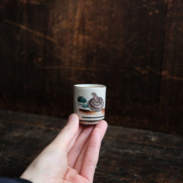戸愚呂を巻く蛇と赤い花（巳）◇九谷焼 色絵金彩覗き猪口 昭和レトロ