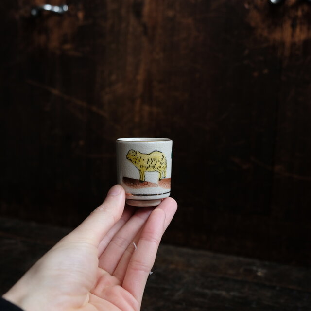 きょとんとした黄色い羊と緑の雲（未）◇九谷焼 色絵金彩覗き猪口 昭和