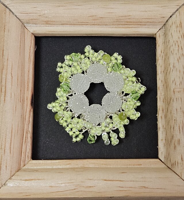 新緑のブローチ