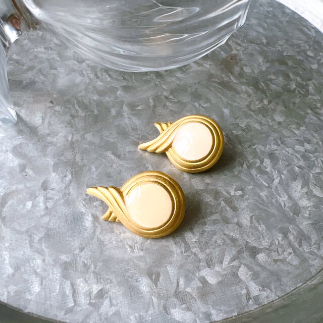 Y1112-ヴィンテージイヤリング U.S.A. Matte Gold Tone Ivory Enamel Paint
