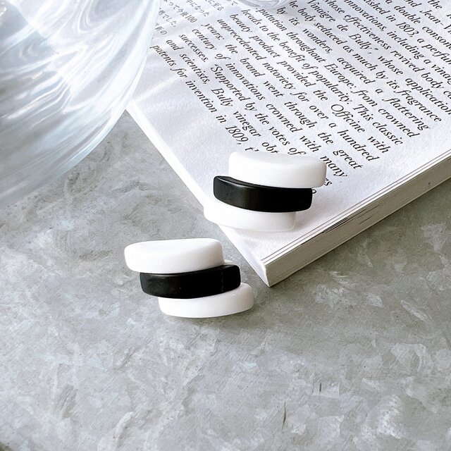 PA101-【 AVON 】エイボン・ヴィンテージピアス  " Spectator " black and white