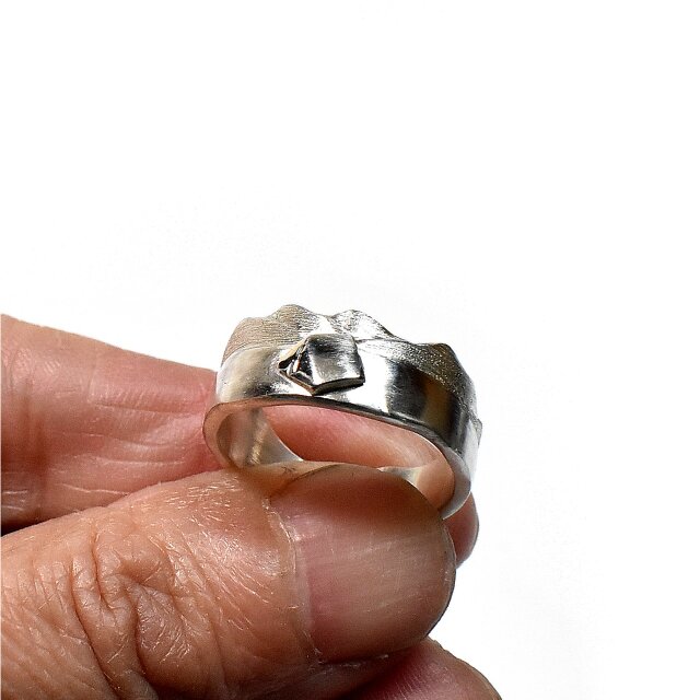 山とテントをモチーフにしたシルバーリング　アウトドア好きにおススメ