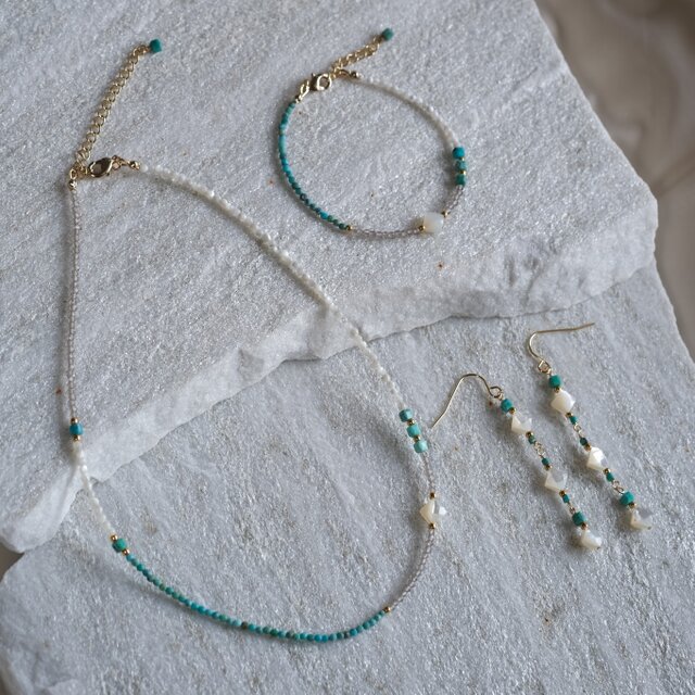 turquoise ＆mother of pearl earring：天然石ターコイズ