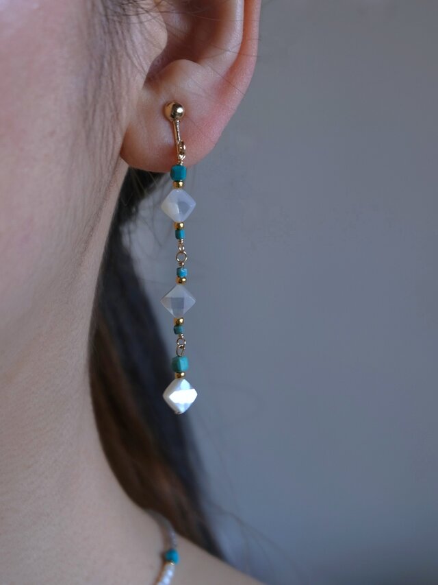 turquoise ＆mother of pearl earring：天然石ターコイズ