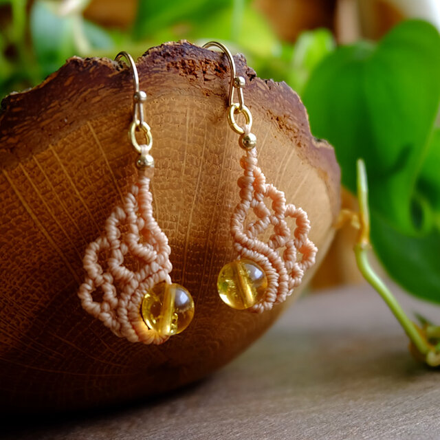 アンバー（琥珀）天使の羽 天然石マクラメ編みピアス イエローアンバー