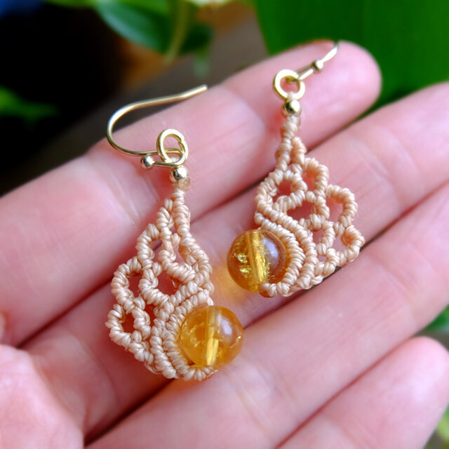 アンバー（琥珀）天使の羽 天然石マクラメ編みピアス イエロー