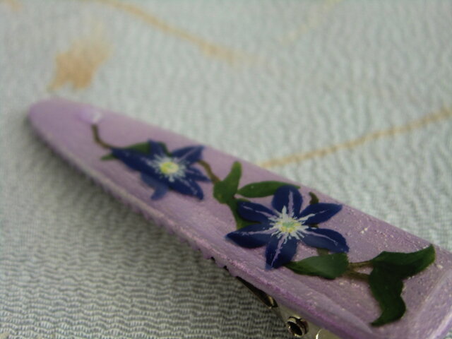 鉄線の花（藤色）のヘアクリップ＊手描きレジンの髪飾り | iichi 日々