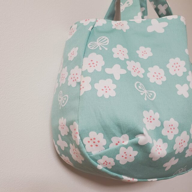 ハンドメイド　トートバッグ　ベージュ帆布　北欧調蝶々柄　肩掛け ハンドメイド　トートバッグ　ベージュ帆布　北欧風ボタニカル柄　う早この布　肩掛け