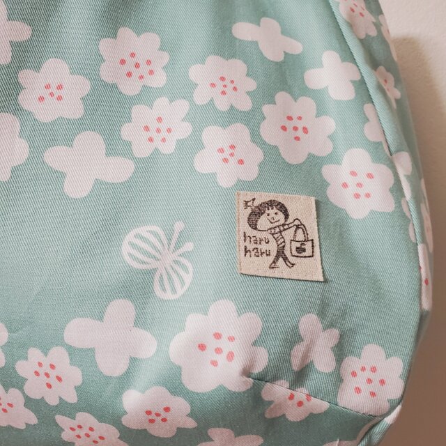 SALE】普段使いのマチたっぷりトートバッグ 北欧 花と蝶柄 | iichi