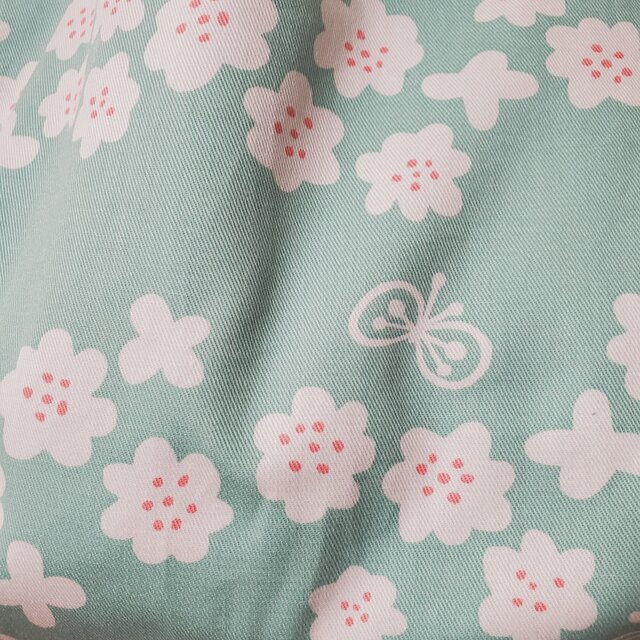 SALE】普段使いのマチたっぷりトートバッグ 北欧 花と蝶柄 | iichi
