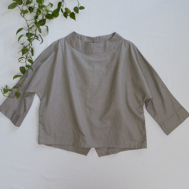 リネンの風合い 洗える ボトルネックコットンリネンブラウス＜長袖＞ 　ウォームグレー　0720Grey