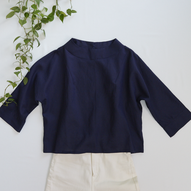 リネンの風合い 洗える ボトルネックコットンリネンブラウス＜長袖＞ 　ネイビー　0720NV