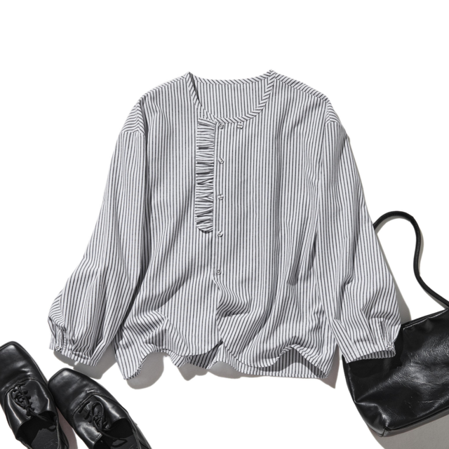 クラシカルなフリルデザインのストライプシャツ　綿麻シャツブラウス　ホワイト＊ブラック　250419-1