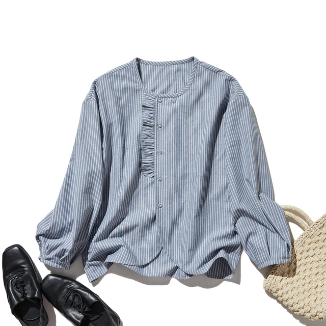 クラシカルなフリルデザインのストライプシャツ　綿麻シャツブラウス　青＊ベージュ　250419-2
