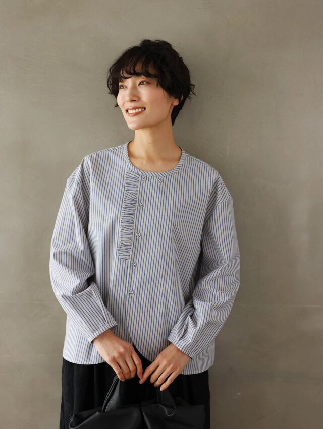 クラシカルなフリルデザインのストライプシャツ　綿麻シャツブラウス　ベージュ＊青　250419-3