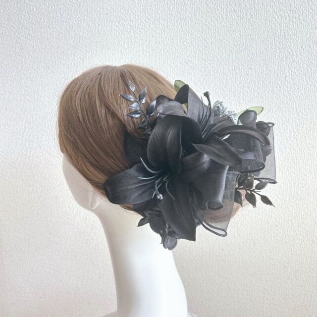 高級感 黒い百合と紫陽花とチュールリボンのヘッドドレス 髪飾り 黒 ヘアアクセサリー