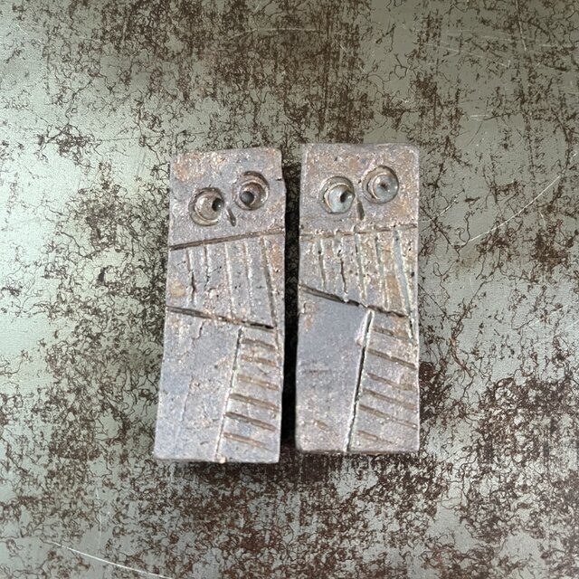 箸置き　赤土　梟　幾何学紋　灰志野釉　長方形型　pattern 1