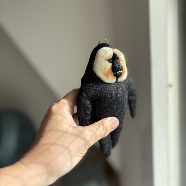 目を開けるシロガオサキのキーホルダー