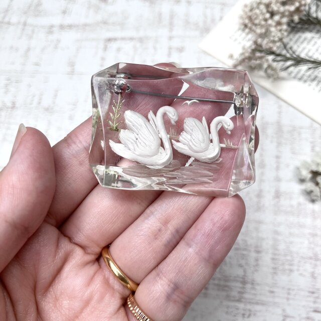 白鳥のルーサイトブローチ/ヴィンテージアクセサリー | iichi 日々の