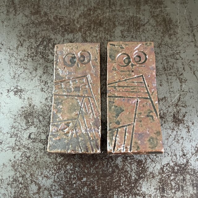 箸置き　赤土　梟　幾何学紋　灰志野釉　長方形型　pattern 3(柄違いセット)