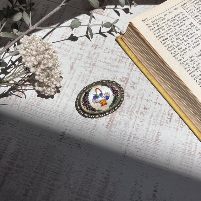 お花のバスケットブローチ/リバースインタリオ/マザーオブパール/アンティークブローチ