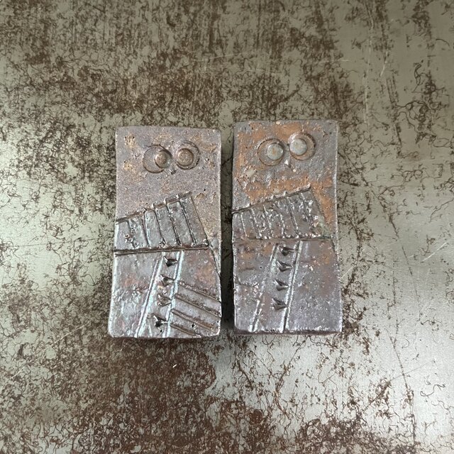箸置き　赤土　梟　幾何学紋　灰志野釉　長方形型　pattern 4