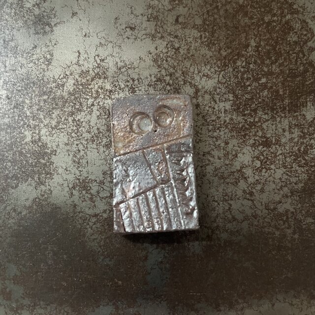 箸置き　赤土　梟　幾何学紋　灰志野釉　長角型　pattern1