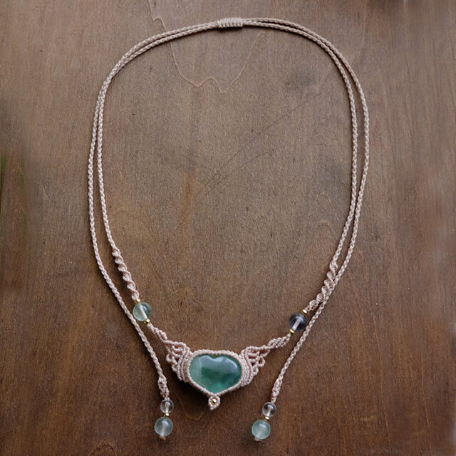 グリーンフローライト（ハート形）天使の羽マクラメ編みチョーカー