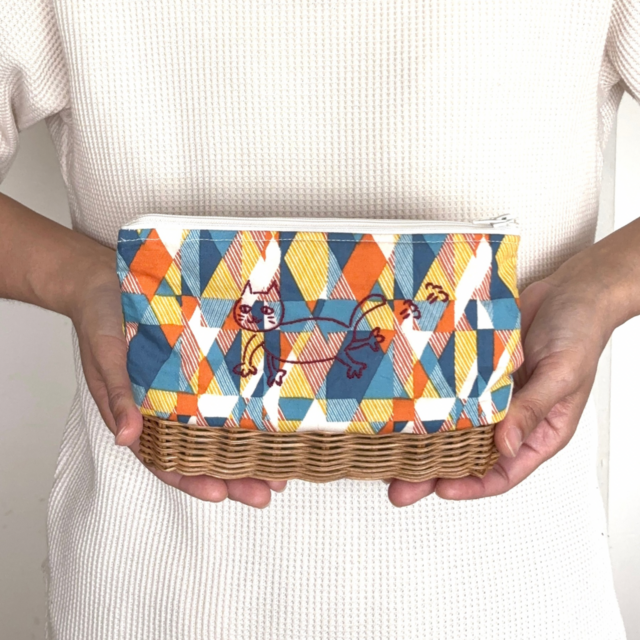 猫の手刺繍ラタンのポーチ【お散歩ネコ】　自然素材の手編み/人とかぶらないポーチ/一点もの