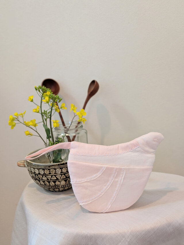 淡いピンク色を重ねた鳥さん鍋つかみ～刺しゅうを施しています