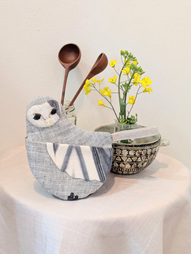 つぶらな瞳のふくろうオーブンミット(染色布とハンド刺しゅうの鍋つかみ)