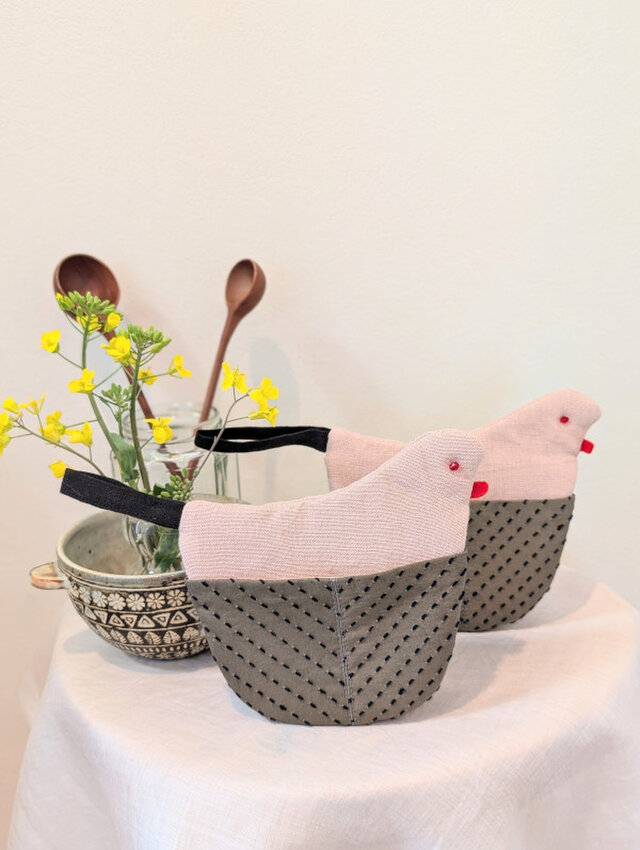 ほっこりする刺し子刺しゅうの鳥さんオーブンミット(大人ピンクと刺しゅうの鳥さん鍋つかみ)