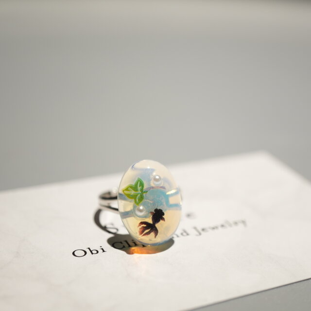 ひんやり2025 天然石オパールと金魚のリング  指輪　帯留め　調整可能リング