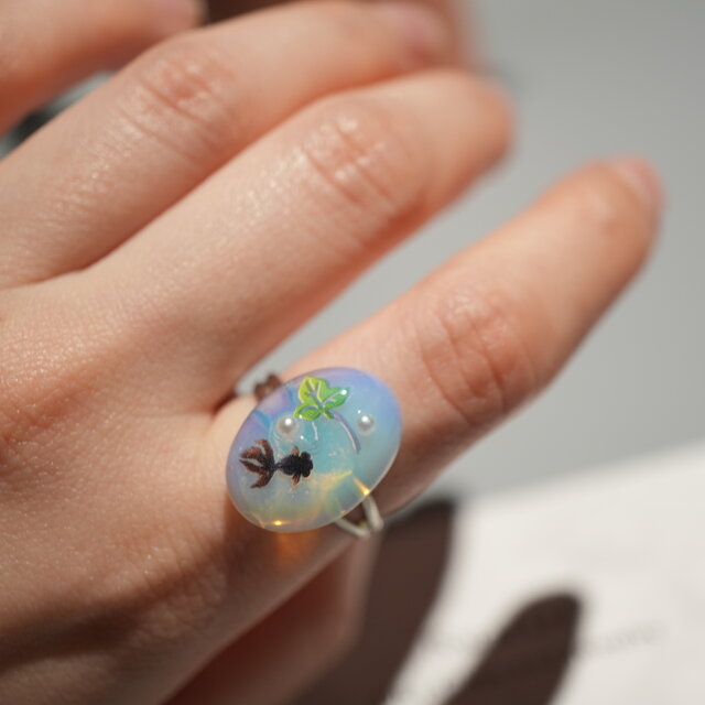 天然石オパールと金魚のリング 指輪 帯留め 調整可能リング | iichi