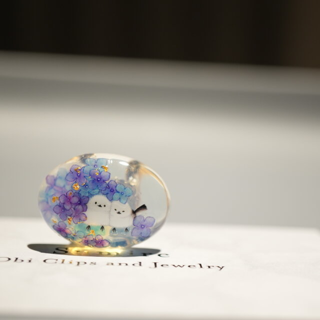 紫陽花2025 天然石オパールと紫陽花畑のシマエナガの帯留め　ポニーフック ブローチ