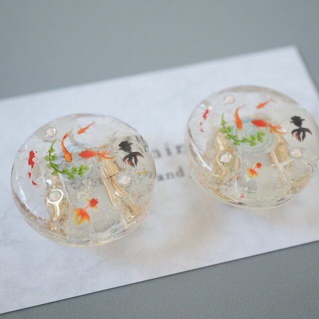 水晶と金魚の帯留め 涼しげな金魚 透明 天然石 ポニーフック ブローチ