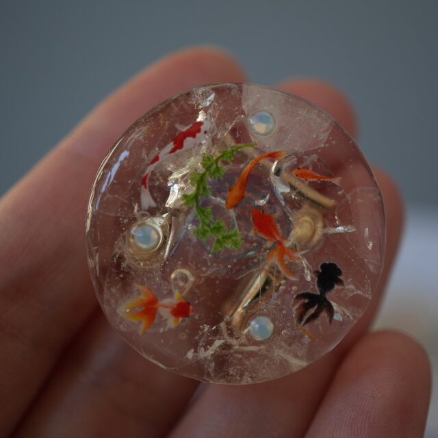 水晶と金魚の帯留め 涼しげな金魚 透明 天然石 ポニーフック ブローチ