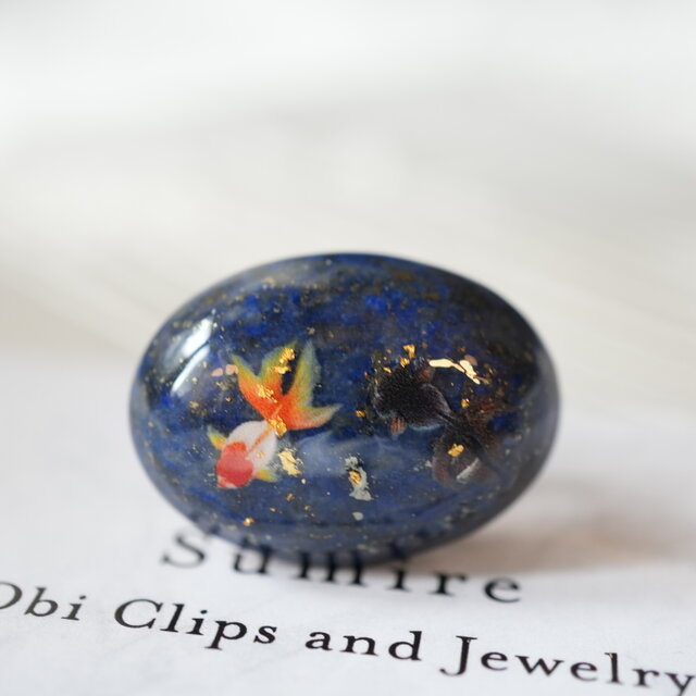 ラピスラズリと金魚の帯留め　金箔入り　ポニーフック ブローチ　