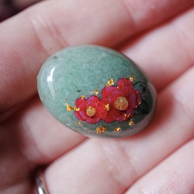 天然石グリーンアベンチュリンと椿、金箔の帯留め ポニーフック ブローチ