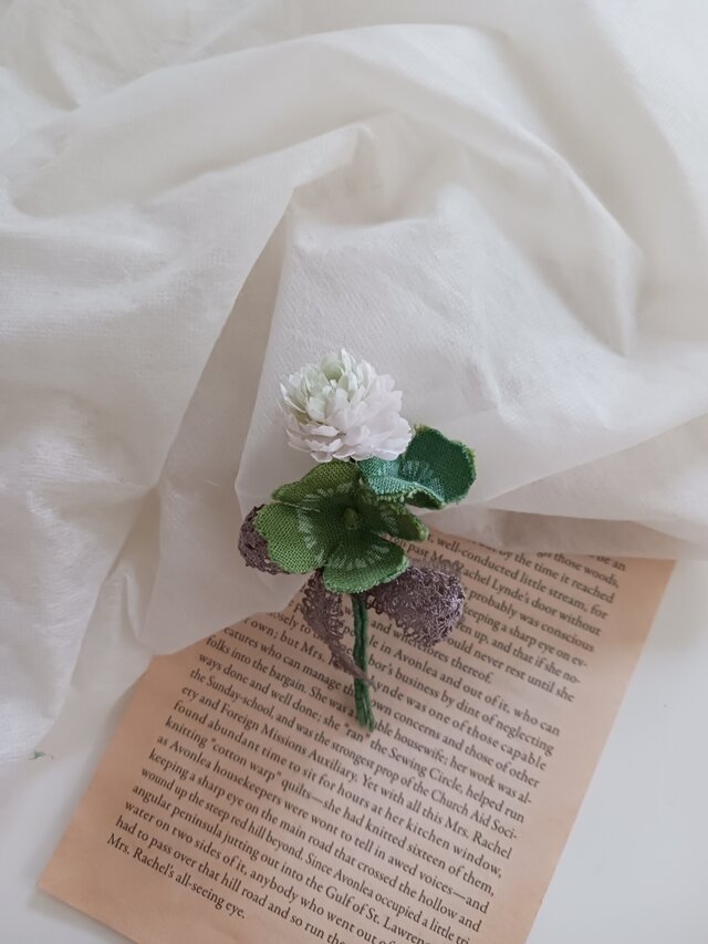 染め布花＊しろつめくさと三つ葉と四つ葉のクローバーのコサージュ