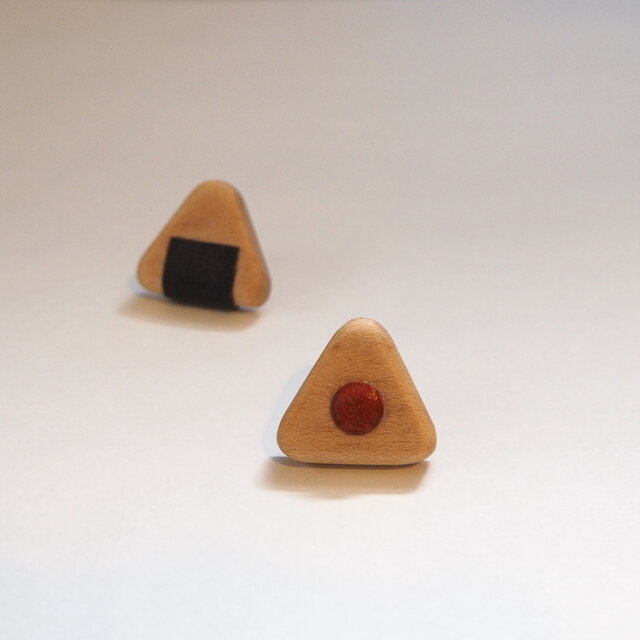 木と革でできた おむすび/おにぎり ピンバッチ　梅ver