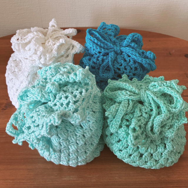 手のひらサイズのフリルつき巾着（ホワイト〜水色）