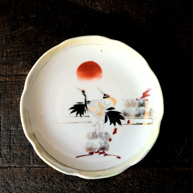 2匹の鶴と夕日◆グリーンの縁。瀬戸焼　鶴文色絵金彩中皿　古民家　骨董・antiques 大正~昭和初期