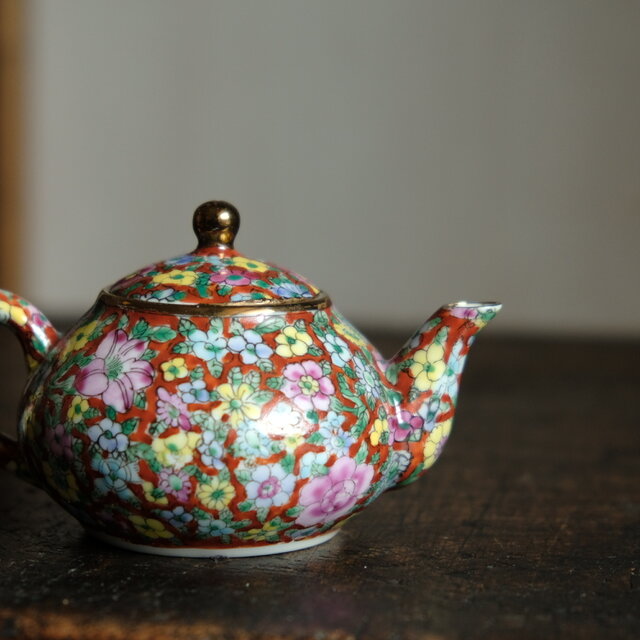赤にカラフルな花尽くし◇中国産 赤絵金彩小ぶり急須 煎茶茶器