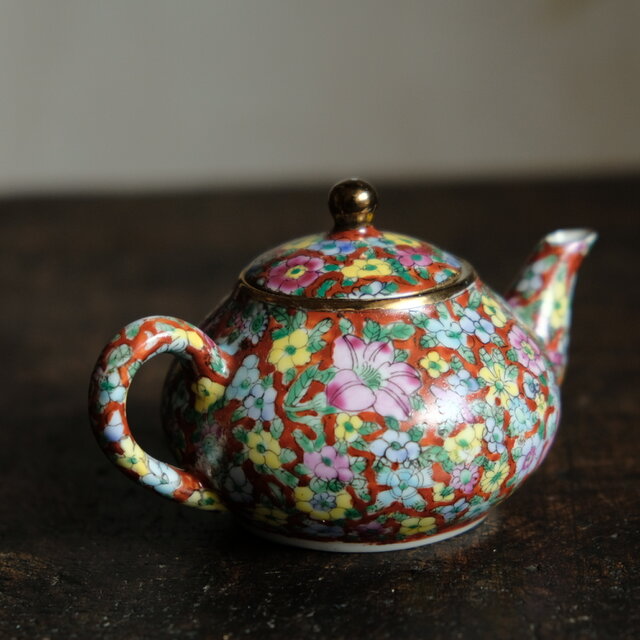 赤にカラフルな花尽くし◇中国産 赤絵金彩小ぶり急須 煎茶茶器
