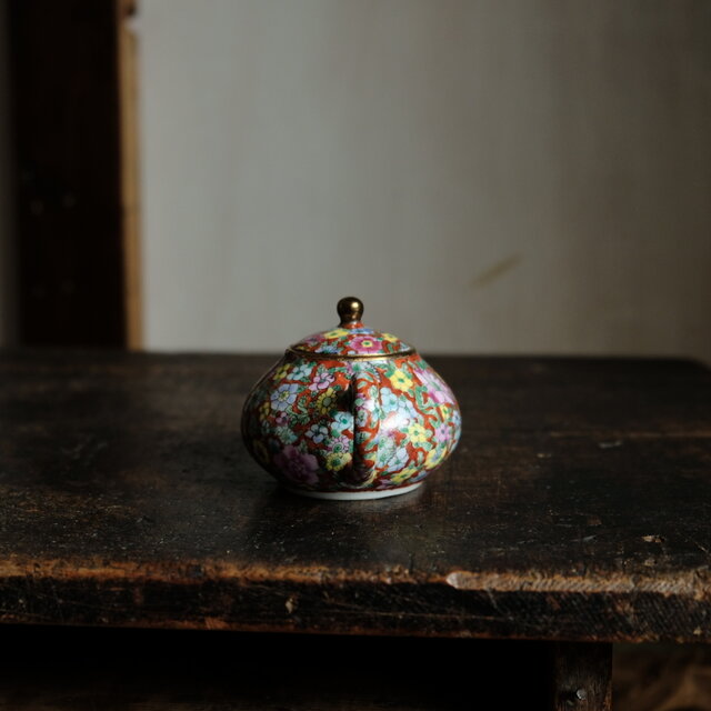 赤にカラフルな花尽くし◇中国産 赤絵金彩小ぶり急須 煎茶茶器
